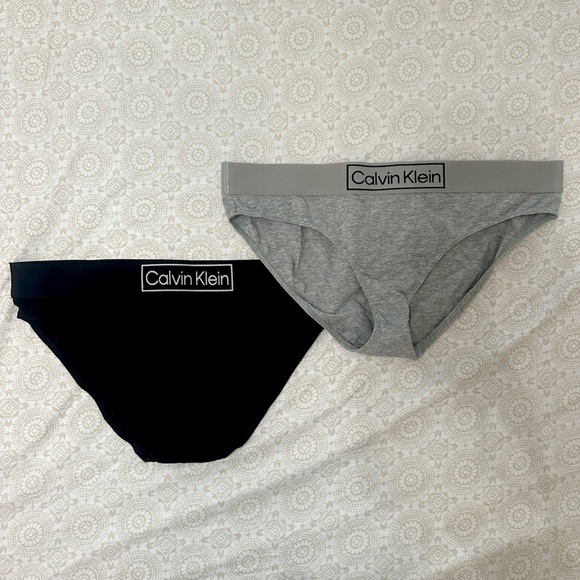 Bundle of 2 never worn Calvin Klein women's hipster panties - Picture 1 of 5